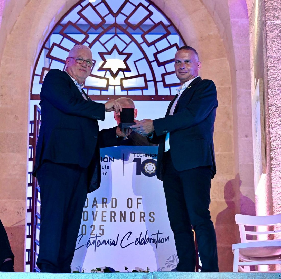 ניצן אלון ויזהר שי מקבלים מדליית בוגר