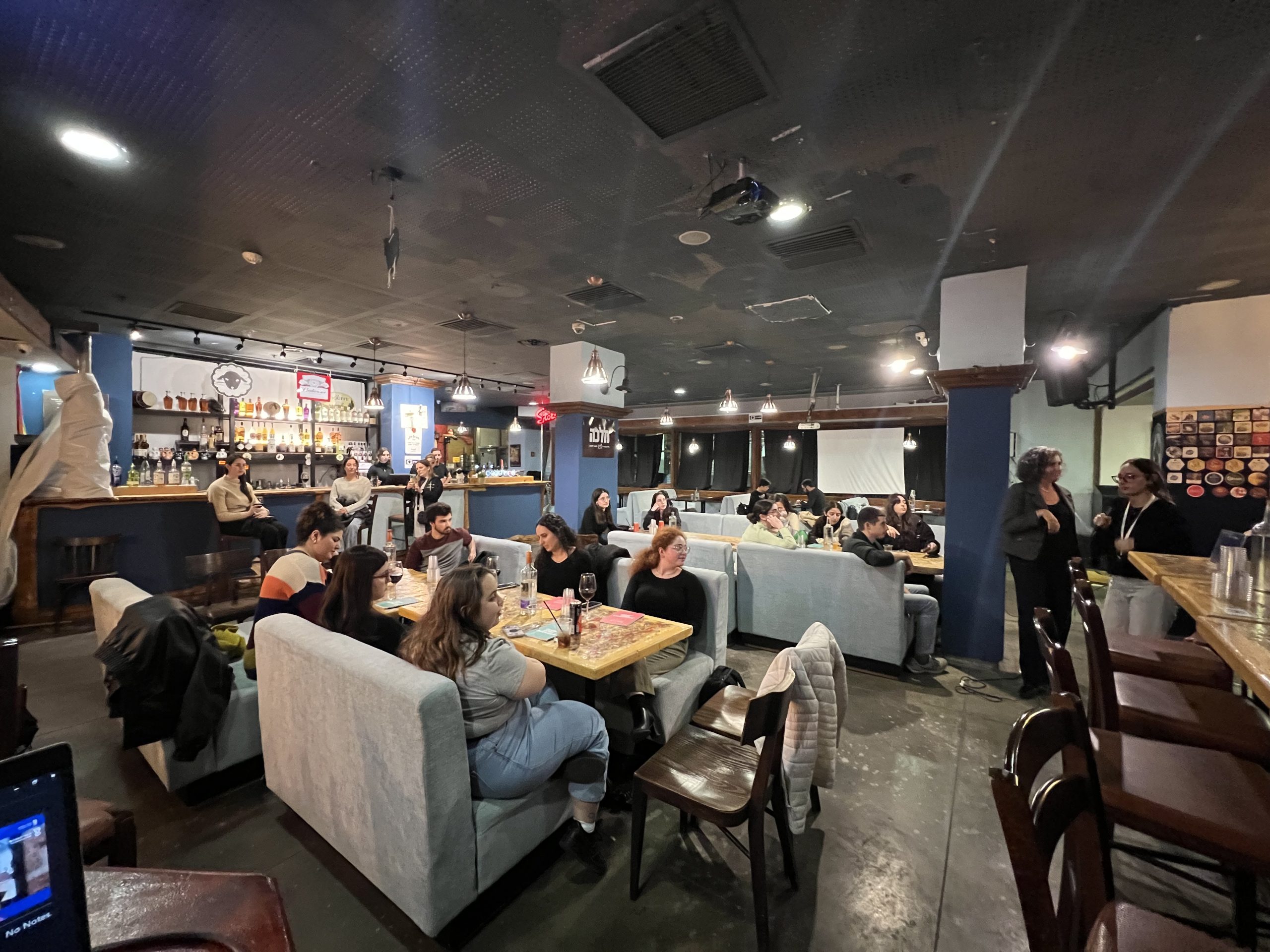 אנשים יושבים בפאב